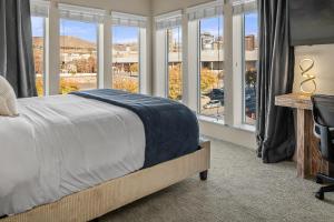 a bedroom with a bed and a view of a city at Gorgeous 2BD 2BA Pool,Gym,Htub near Convention Ctr in Salt Lake City