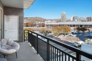 a balcony with a chair and a view of a city at Gorgeous 2BD 2BA Pool,Gym,Htub near Convention Ctr in Salt Lake City