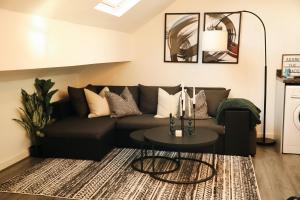 Posezení v ubytování 1 Bedroom Apartment Bradford City Centre Foster Square + 26 fotografií