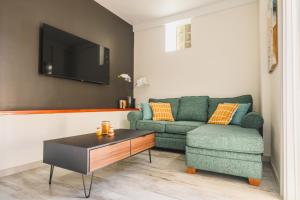 A television and/or entertainment centre at Bel Rev Studio