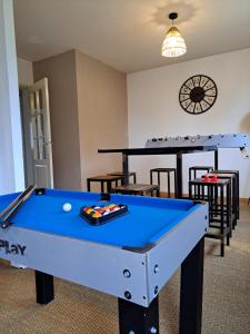 Biliár nebo kulečník v ubytování Colocation 6 chambres - hôpital - Marcel Callo