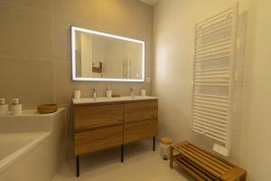 a bathroom with a sink and a mirror at AfroBoHome, Expérience Atypique, clim, 2 à 6 personnes, Proche centre Nîmes, Garage clos in Nîmes +49 photos