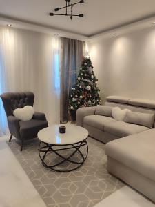 un soggiorno con albero di Natale e tavolino da caffè di RAS ROYAL TRESKA ESCAPE Kopaonik a Kopaonik