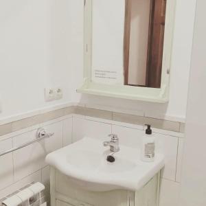 Ένα μπάνιο στο CASA RURAL LOS ABUELOS COMPLEJO CON PISCINA COMPARTIDA ,a