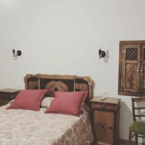 Ένα ή περισσότερα κρεβάτια σε δωμάτιο στο CASA RURAL LOS ABUELOS COMPLEJO CON PISCINA COMPARTIDA ,a