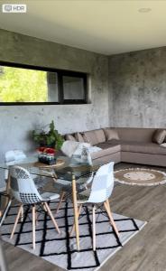 Et opholdsområde på Comoda casa moderna con piscina y bosque