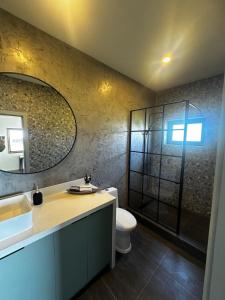 Et badeværelse på Comoda casa moderna con piscina y bosque + 9 billeder