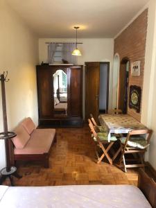 ein Wohnzimmer mit Tisch und Couch in der Unterkunft Condomínio Quisisana in Poços de Caldas