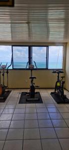 Fitnesscentret og/eller fitnessfaciliteterne på Apartamento completo com vista sensacinal na praia de Fortaleza