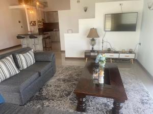 a living room with a couch and a coffee table at Casa Grande con Tinaja a 10 minutos de Lago Puyehue y Rupanco Ruta 215 Internacional in Puyehue