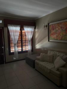 圣罗莎Excelente casa céntrica的带沙发和窗户的客厅