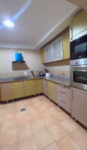 Kuchyň nebo kuchyňský kout v ubytování MULLINER TOWERS OPPOSITE IKOYI CLUB - Luxury 3BR in Ikoyi - elevator, pool, gym, 24h light, security