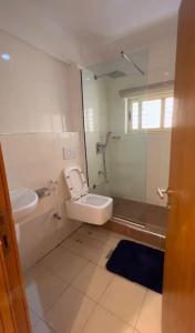 Koupelna v ubytování MULLINER TOWERS OPPOSITE IKOYI CLUB - Luxury 3BR in Ikoyi - elevator, pool, gym, 24h light, security