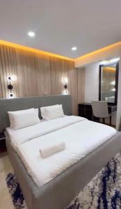 Una cama o camas en una habitación de MULLINER TOWERS OPPOSITE IKOYI CLUB - Luxury 3BR in Ikoyi - elevator, pool, gym, 24h light, security