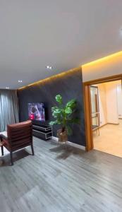 TV a/nebo společenská místnost v ubytování MULLINER TOWERS OPPOSITE IKOYI CLUB - Luxury 3BR in Ikoyi - elevator, pool, gym, 24h light, security