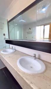 Un baño de MULLINER TOWERS OPPOSITE IKOYI CLUB - Luxury 3BR in Ikoyi - elevator, pool, gym, 24h light, security