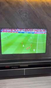 Una televisión o centro de entretenimiento en MULLINER TOWERS OPPOSITE IKOYI CLUB - Luxury 3BR in Ikoyi - elevator, pool, gym, 24h light, security