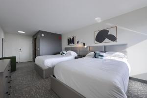 Voodi või voodid majutusasutuse Lititz Pointe Inn and Suites toas