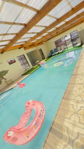 una gran piscina con un tubo rosa. en Hendrinas Guesthouse, en Hendrina