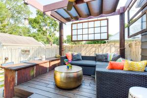 patio con divano e tavolo sul ponte di Hot Tub, King Bed, Bikes, Pet Friendly with Fenced Backyard, Walk to Broad Ripple Village, 10 minutes to Downtown a Indianapolis