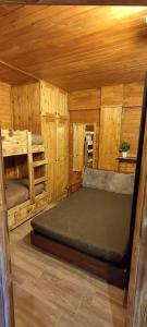 una stanza con due letti in una cabina di legno di IL F A G G E T O - Terminillo a Terminillo Altre 37 foto