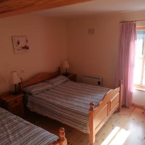 Postel nebo postele na pokoji v ubytování Cheerful 3 bedroom cottage with open fire + 6 fotografií