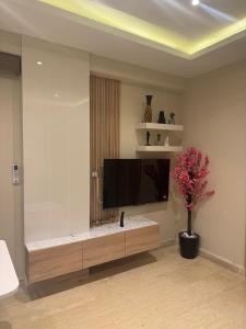 un salon avec une télévision à écran plat sur un mur dans l'établissement Royal Sierra Resort, Residential Complex, à Charm el-Cheikh