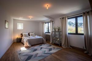 Ένα ή περισσότερα κρεβάτια σε δωμάτιο στο hjem Port Blanc A breathtaking setting facing th