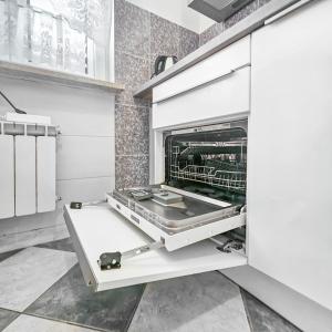 una cocina con horno con la puerta abierta en Apartments Rimac 663, en Poreč