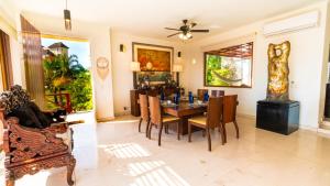 Χώρος καθιστικού στο Villa Durazno Exclusive Refuge in Punta Esmeralda by Kivoya