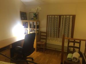 Postel nebo postele na pokoji v ubytování Ecully logement privé attenant de la maison principale