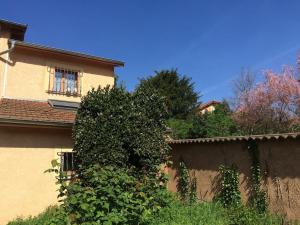 Zahrada ubytování Ecully logement privé attenant de la maison principale