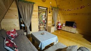 Ruang duduk di green cottage in sioni მწვანე კოტეჯი სიონში