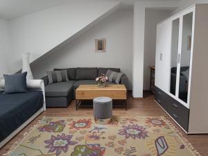 Posezení v ubytování Haus Josef, Apartment mit Balkon und 2 Schlafzimmer