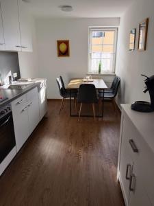 Kuchyň nebo kuchyňský kout v ubytování Haus Josef, Apartment mit Balkon und 2 Schlafzimmer