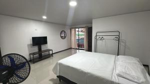 Postel nebo postele na pokoji v ubytování Marianas Apartments 5MIN SJO AIRPORT
