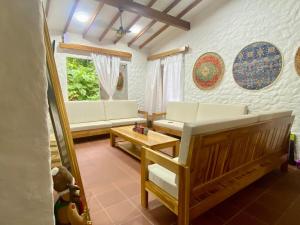 Posezení v ubytování Cabaña con piscina para disfrute social y familiar