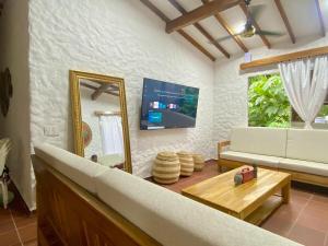 TV a/nebo společenská místnost v ubytování Cabaña con piscina para disfrute social y familiar