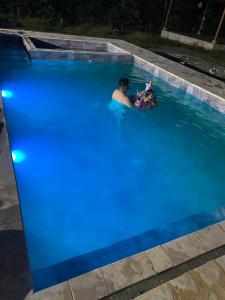 Bazén v ubytování Cabaña con piscina para disfrute social y familiar nebo v jeho okolí