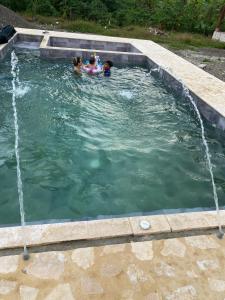 Bazén v ubytování Cabaña con piscina para disfrute social y familiar nebo v jeho okolí
