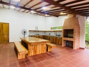 Kuchyň nebo kuchyňský kout v ubytování Cabaña con piscina para disfrute social y familiar