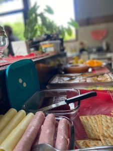 a buffet line with hot dogs and other foods at Chalé do João e do Chico Garfield in Jaboticatubas +54 photos