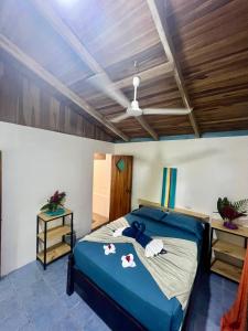 Rúm í herbergi á The Chorotega Hotel, Montezuma