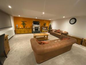 a living room with a couch and a tv at Langway in Gatebeck