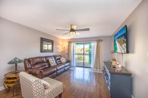 Χώρος καθιστικού στο Wave n Sea - Deep Water Cove 2B Townhome