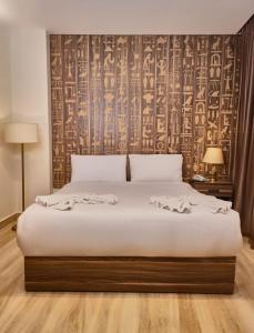 Postel nebo postele na pokoji v ubytování Nefertari Pyramids View Inn