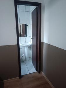 a bathroom with a sink and a mirror at Casa Ana in Dourados +14 photos
