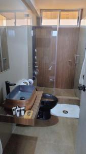 un bagno con wc e doccia di Hotel MAXIMUM COMFORT FCA a Salinas