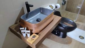 bagno con lavandino in legno e servizi igienici. di Hotel MAXIMUM COMFORT FCA a Salinas Altre 12 foto
