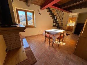 Villa Paterno في Amandola: مطبخ وغرفة طعام مع طاولة ودرج